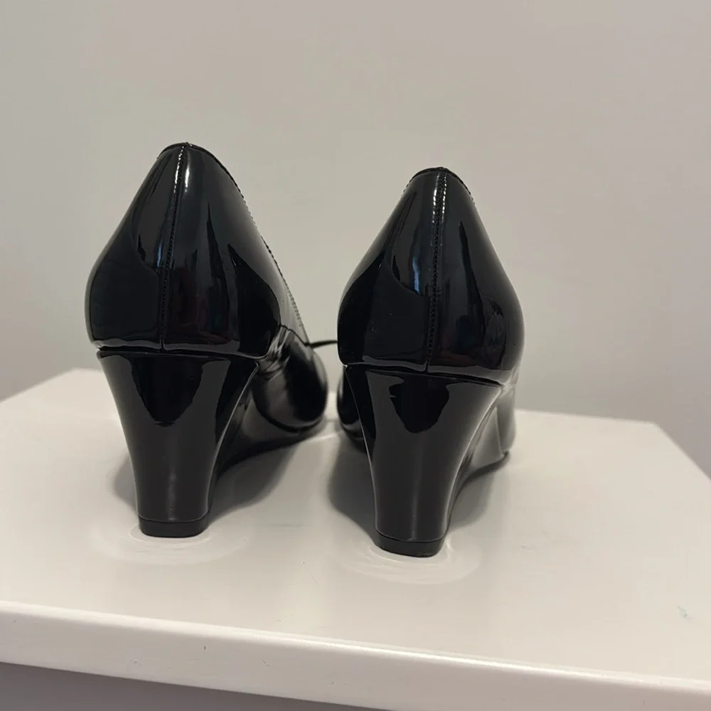 New Rialto Freda wedged shoes patented faux leather size 8, fits 7.5 - Picture 3 of 7